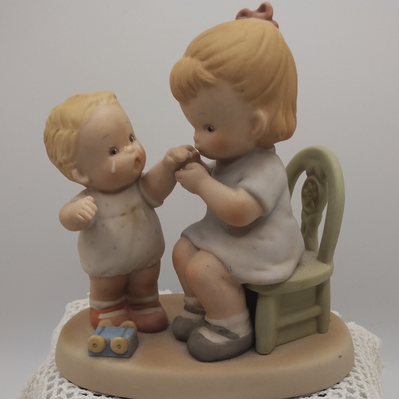 Vintage Memories Of Yesterday" Kiss The Place And Make It Better"Statue. - Picture 3 of 4